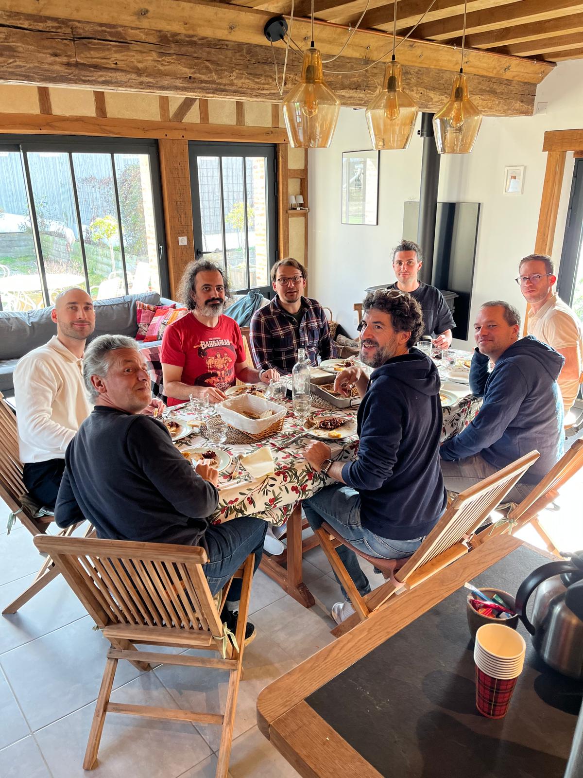Déjeuner convivial des participants à la formation résidentielle IA à La Longère Cogite
