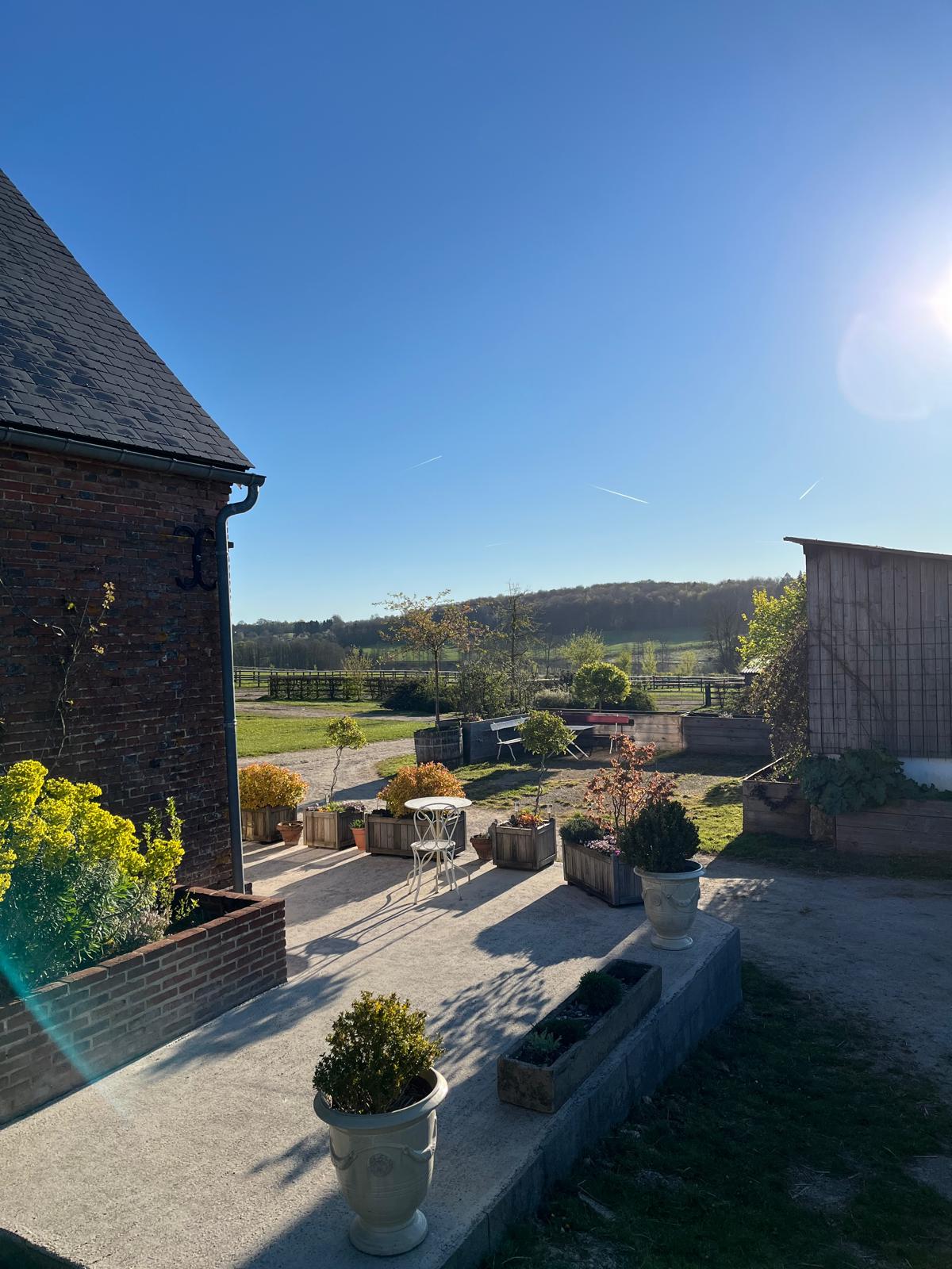 Terrasse de La Longère Cogite avec vue sur les paddocks et la campagne normande