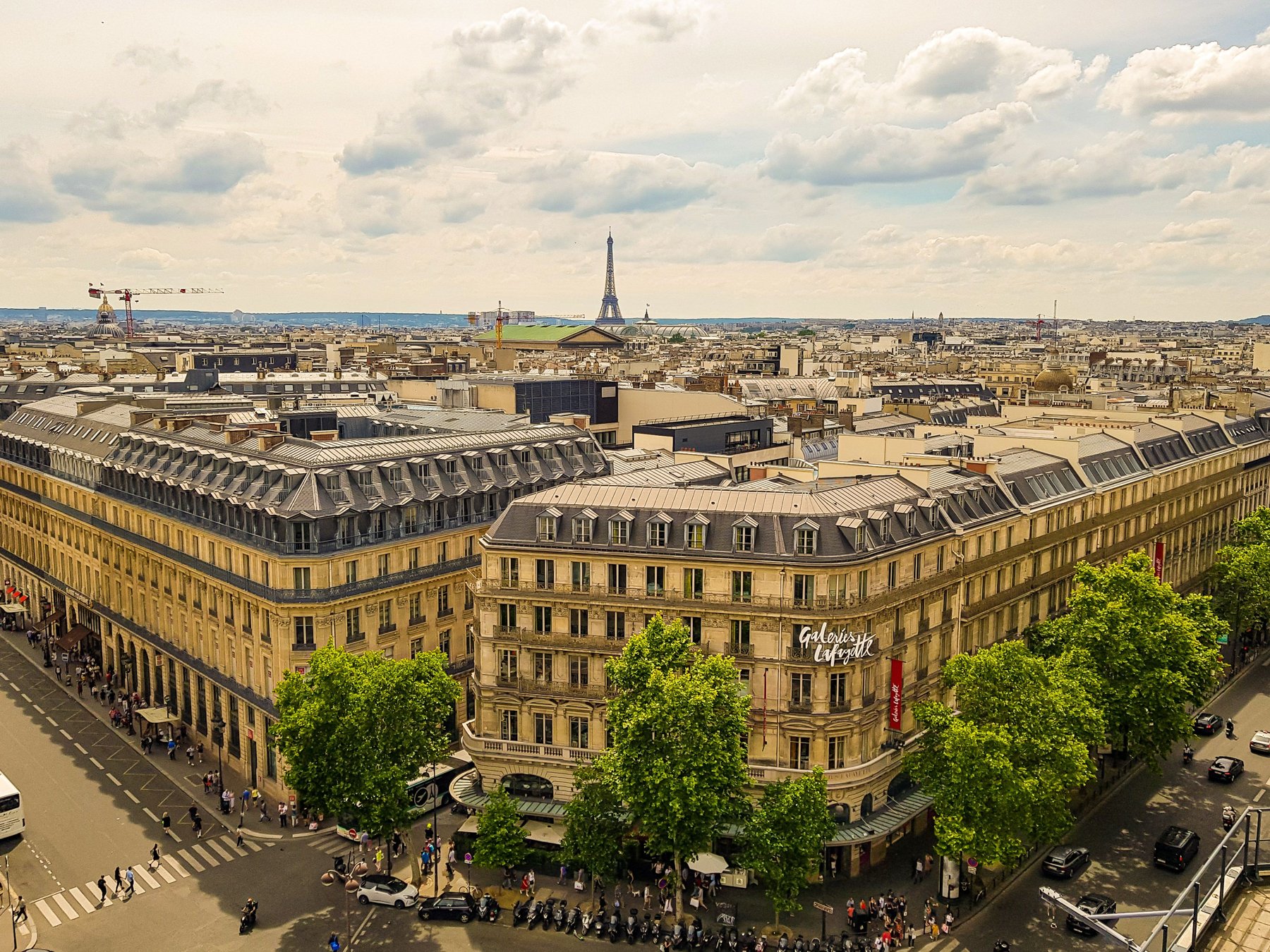 Vue aérienne de Paris avec les Galeries Lafayette et la tour Eiffel, Île-de-France